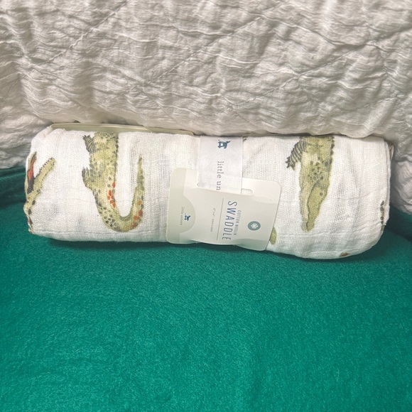 Little Unicorn Cotton Muslin Swaddle with Alligator Print NWT - Picture 7 of 7